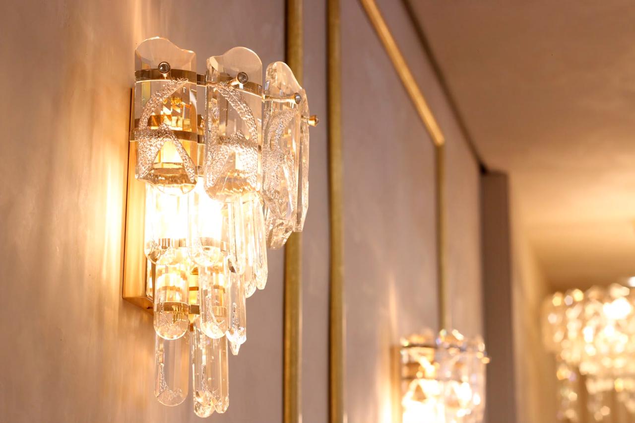 Detalhe de arandela de cristal na clínica